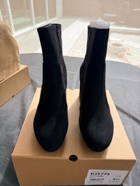 Black Women's Ankle Boots - Sleek Zip-Up Style